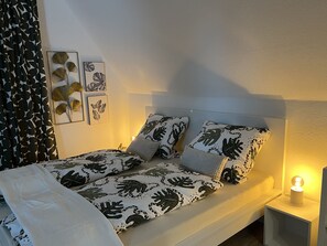 1 slaapkamer, een strijkplank/strijkijzer, gratis wifi, beddengoed
