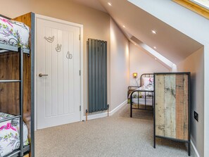 3 室のベッドルーム、WiFi (無料)、ベッドシーツ