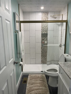 Hair dryer, towels, soap, shampoo - Awesome Pool Home in Huber Heights! (Dayton)