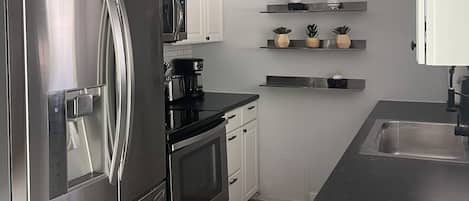 Geladeira, micro-ondas, fogão, cooktop