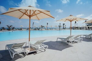 Piscina interna, 7 piscinas externas, guarda-sóis, salva-vidas no local