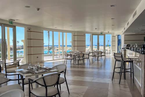 3 ristoranti, aperti a colazione e a pranzo, cucina internazionale