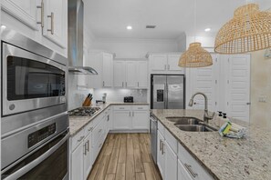 Refrigerador, microondas, horno y parrilla de estufa 