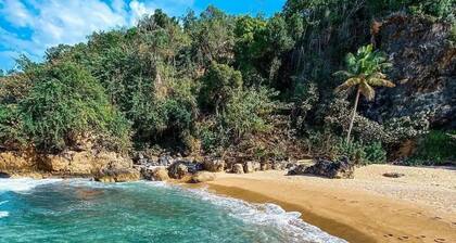 10-minute to the beach from this spacious house for 12 persons