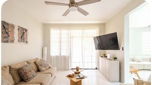 Smart TV, fireplace, table tennis - 10-minute to the beach from this spacious house for 12 persons (Quebradillas)