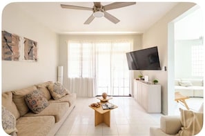 Smart TV, caminetto, tavolo da ping pong