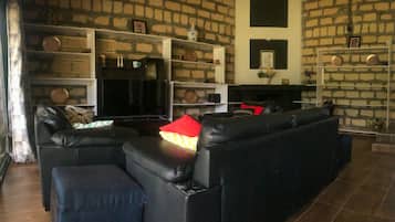 Casa, varias camas | Zona de estar | Una chimenea