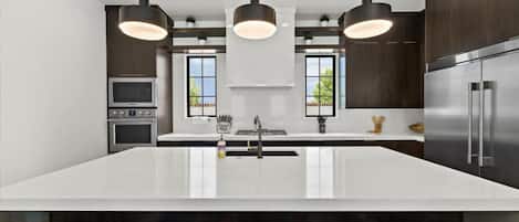 Refrigerador, microondas, horno, placa de cocina