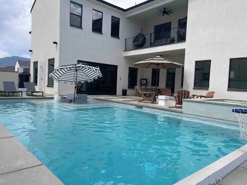 Casa Blanca luxury Villa Private pool sleeps 30!