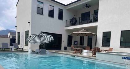 Casa Blanca luxury Villa Private pool sleeps 30!