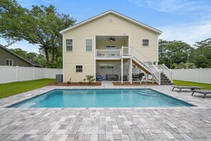Una piscina al aire libre, una piscina climatizada