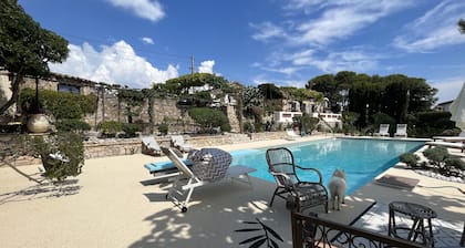 Magnifique propriété avec très grande piscine   vue mer panoramique