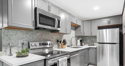 DOWNTOWN Palm springs gated Hideaway!!!!!