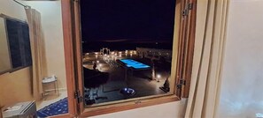 Quarto superior, 1 quarto, varanda, no pátio | 1 quarto, quartos à prova de som, Wi-Fi de cortesia, roupa de cama