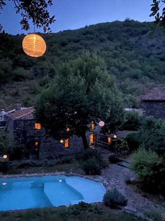 プール. Charming apartment nestled in an old provencal Mas with a pool and jacuzzi.