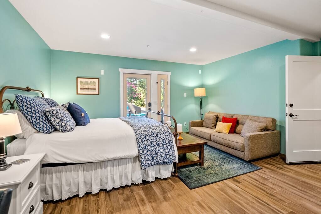 5 bedrooms, iron/ironing board, Internet, bed sheets