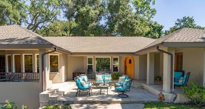 Frontier Oaks: Spacious Templeton Retreat