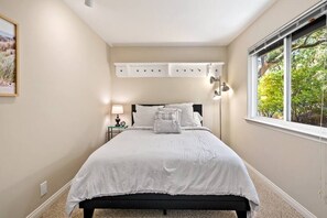 5 bedrooms, iron/ironing board, internet, bed sheets