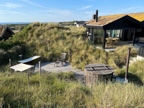 Privates Ferienhaus auf schönem Naturgrundstück mit Meerblick