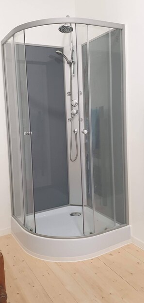 Dusche, kostenlose Toilettenartikel, Haartrockner, Bademäntel