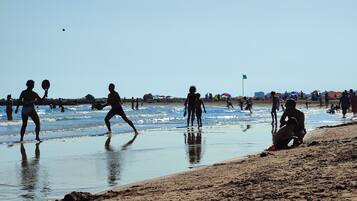 Ligstoelen aan het strand, strandlakens