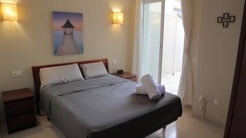 3 slaapkamers, een bureau, een strijkplank/strijkijzer, reisbedje