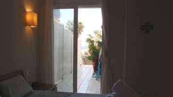 3 slaapkamers, een bureau, een strijkplank/strijkijzer, reisbedje