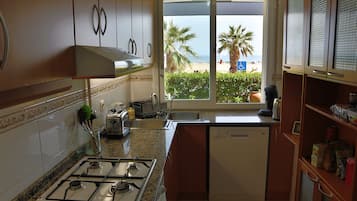 Een koelkast, een magnetron, een oven, een kookplaat