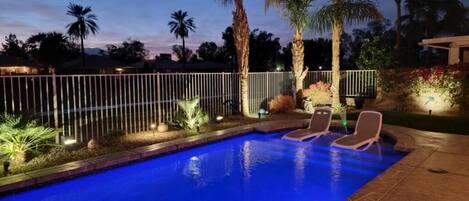 Una piscina al aire libre, una piscina climatizada