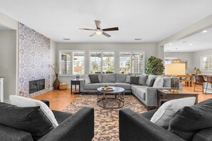 Smart TV, fireplace - Desert Golf Getaway by GPM -Tennis+Pickleball+Priv. Pool+More! Walk to Festivals (Indio)