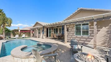 Utomhuspool och uppvärmd pool