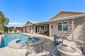 Een buitenzwembad, een verwarmd zwembad