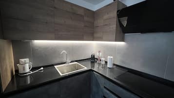Kühlschrank, Mikrowelle, Ofen, Herdplatte