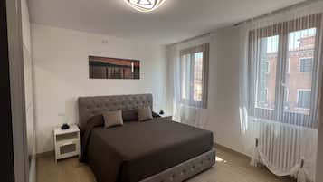 1 bedroom, desk, iron/ironing board, WiFi