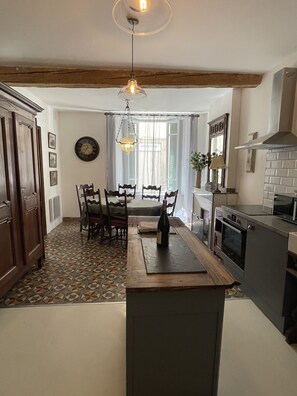 Réfrigérateur, micro-ondes, four, plaque de cuisson