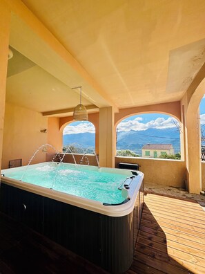 Bain à remous extérieur