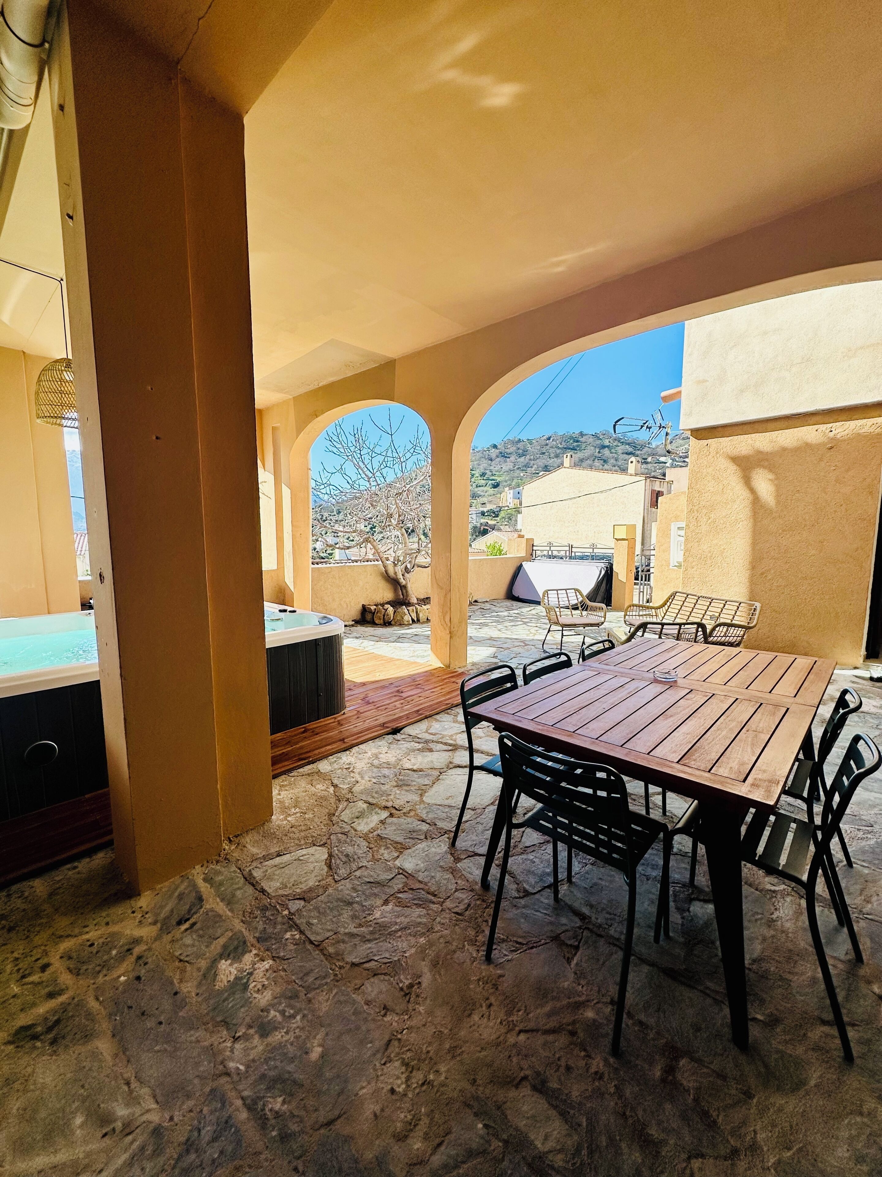 屋外ダイニングエリア