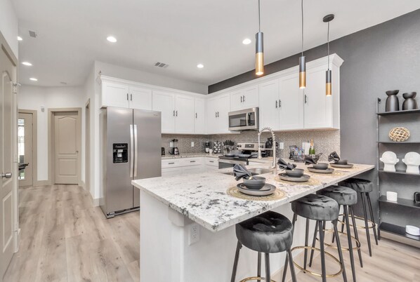 冰箱、微波炉、烤箱、炉灶