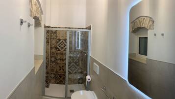 Dusche, Haartrockner, Bidet, Handtücher