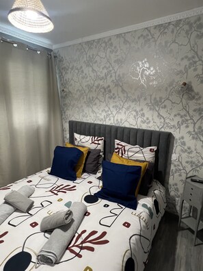 4 bedrooms, iron/ironing board, WiFi, bed sheets