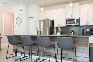 Fridge, microwave, oven, stovetop - 4 Bedrooms, 3 bathrooms Townhouse (Kissimmee)