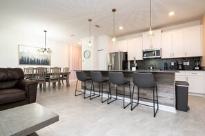 Fridge, microwave, oven, stovetop - 4 Bedrooms, 3 bathrooms Townhouse (Kissimmee)