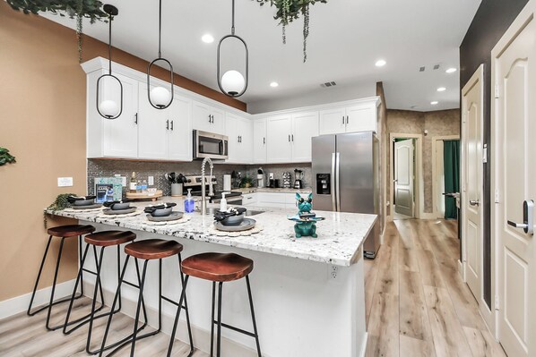 Fridge, microwave, oven, dishwasher - Travelers Paradise• 4bd/3ba Near Dwntwn • NRG• Med Ctr, Travelers Paradise• 4/3 Near Dwntwn • NRG• M... (Houston)