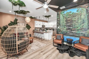 Fridge, microwave, oven, dishwasher - Travelers Paradise• 4bd/3ba Near Dwntwn • NRG• Med Ctr, Travelers Paradise• 4/3 Near Dwntwn • NRG• M... (Houston)