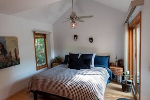 4 bedrooms, iron/ironing board, internet, bed sheets - Whimsical Lakefront Chalet (Thompson)