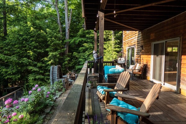 Terrace/patio - Whimsical Lakefront Chalet (Thompson)
