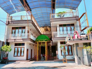 Front of property - Sunflower Banyuwangi Hotel (Banyuwangi)