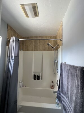 Dusche, Haartrockner, Handtücher