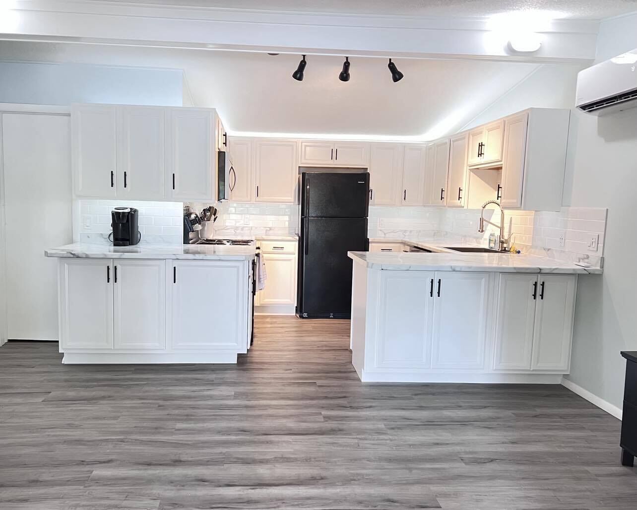 Een koelkast, een microgolfoven, een oven, een kookplaat