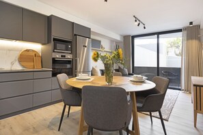 Apartment (1 Bedroom) | Private kitchen | Fridge, microwave, oven, stovetop - The Cedar Unit 101 (Cape Town)